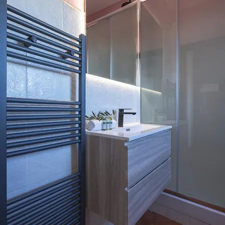 Skyline Retreat Apartment *