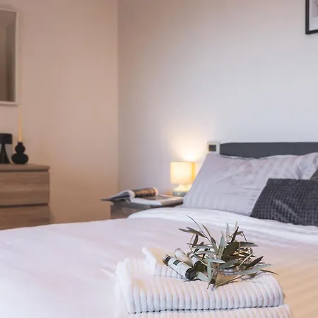 Skyline Retreat Apartment *